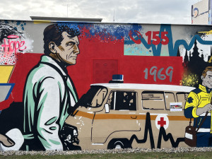 Stanici záchranářů ve Vršovicích zdobí nová malba. Víte, co obrázky symbolizují?