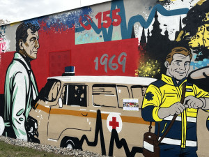 Stanici záchranářů ve Vršovicích zdobí nová malba. Víte, co obrázky symbolizují?
