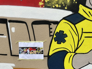 Stanici záchranářů ve Vršovicích zdobí nová malba. Víte, co obrázky symbolizují?