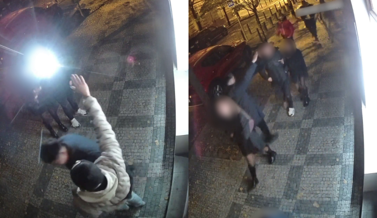 Muži se při hajlování fotili.