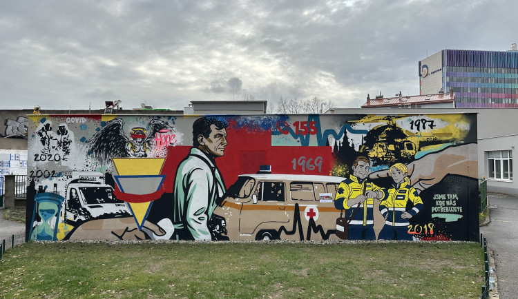 Základnu záchranářů ve Vršovicích zdobí nová malba. Víte, co obrázky symbolizují?