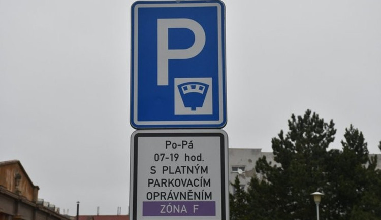Město rozšiřuje parkovací zónu F na Jižním Předměstí