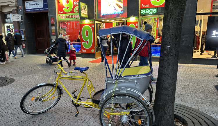 Jedna z rikš stojí i na Václavském náměstí.
