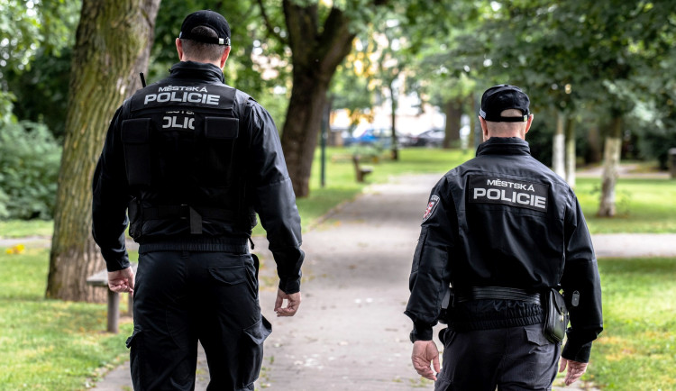 Ženu v Jihlavě postihla mozková příhoda, pomohli jí strážníci. Umíte poznat příznaky?