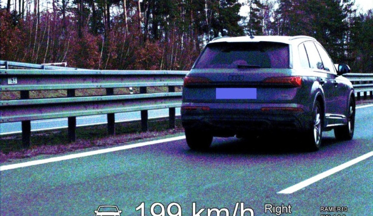 Dva závodníci v BMW a Audi na D1. Jeden dostal na místě i tučnou pokutu