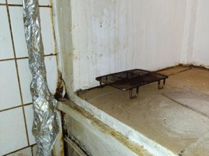 Břevnovský hostinec zavřeli kvůli špíně a plísni, majitel se musel pustit do úklidu