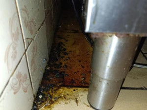 Břevnovský hostinec zavřeli kvůli špíně a plísni, majitel se musel pustit do úklidu