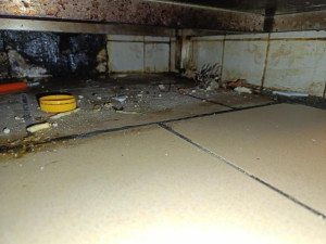 Břevnovský hostinec zavřeli kvůli špíně a plísni, majitel se musel pustit do úklidu