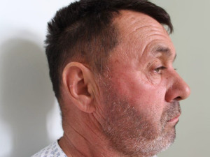 Neznáte ho? Tajemný pacient bohnické nemocnice nemluví, našli ho u popelnic