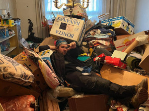 Dobrovolníci pomáhají lidem zavaleným odpadky. Rozbité auto jim ale práci překazilo