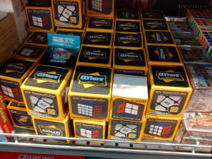 Celníci před Vánoci přidali kontroly, padělky hledají v obchodech se suvenýry