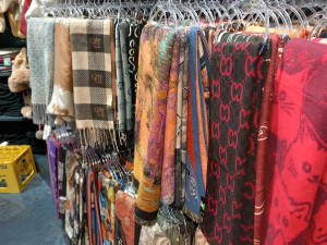 Celníci před Vánoci přidali kontroly, padělky hledají v obchodech se suvenýry