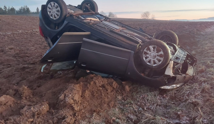 Silnice na Vysočině jsou namrzlé. Řidiči bourají, mezi nimi i sanitka a autobus