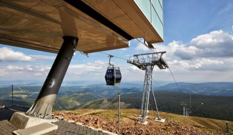 V hlavní sezóně bude stát svezení lanovkou na Sněžku čtyři stovky, zpáteční 750