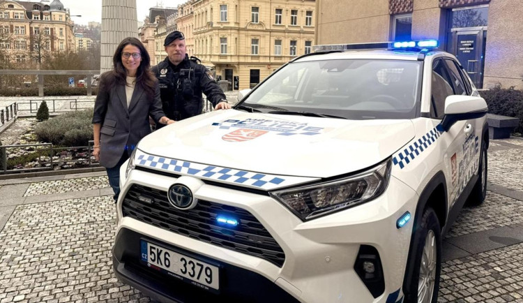 FOTO: Karlovarští strážníci mají nové vozidlo, je to hybridní Toyota RAV4