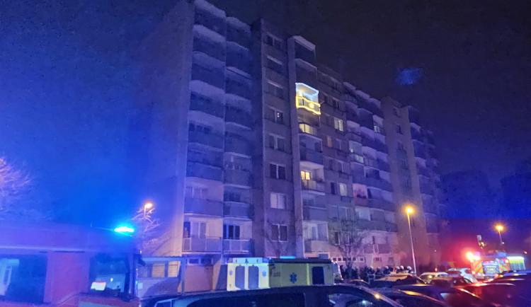 Požár v panelovém domě v Českých Budějovicích. Hasiči v bytě nalezli mrtvého muže