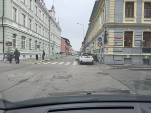 Překáží vám špatně zaparkované auto? Zavolejte policii, nadávat vám uleví, ale nepomůže
