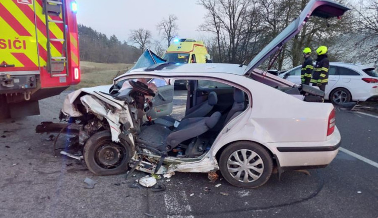Mladá řidička se nevěnovala řízení. Přejela do protisměru a srazila se s jiným autem