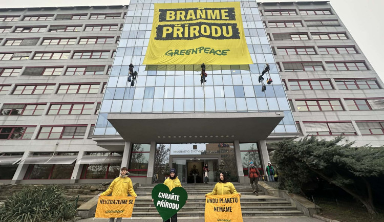 Na budovu ministerstva životního prostředí vylezli demonstranti, zasahuje policie