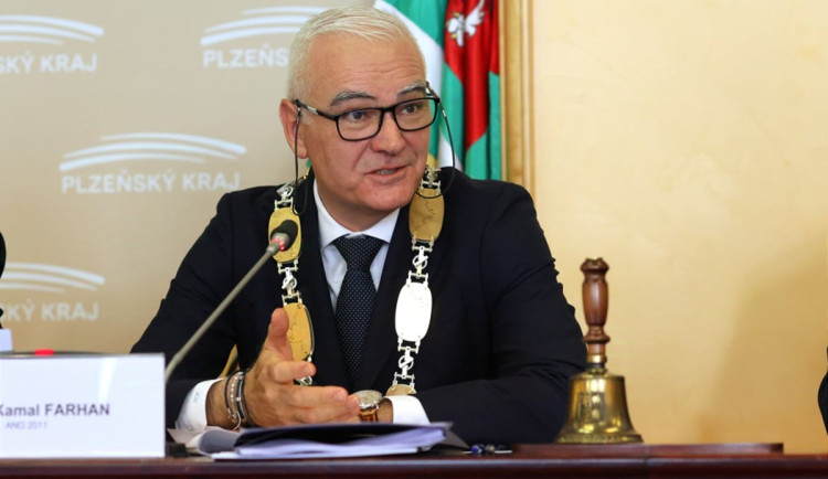 Ostrá kritika kumulace funkcí. Hejtman Farhan (ANO) se mandátu poslance nevzdá