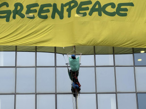 Na budovu ministerstva životního prostředí vylezli demonstranti, zasahuje policie