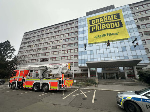 Na budovu ministerstva životního prostředí vylezli demonstranti, zasahuje policie