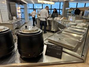 FOTO: Česká jídla a tácy zůstávají. Slavná jídelna U Rozvařilů znovu otevřela