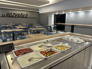 FOTO: Česká jídla a tácy zůstávají. Slavná jídelna U Rozvařilů znovu otevřela