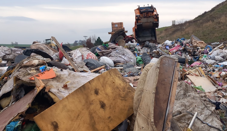VIDEO: Na skládku v Henčově míří ročně 35 tisíc tun odpadků, plocha se rychle zaplňuje
