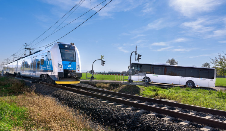 Slevy přilákaly děti, studenty a seniory do veřejné dopravy, tvrdí kraj. Nárůst je 16 procent
