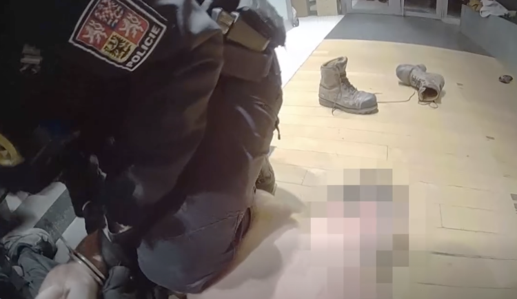 Muž skončil v poutech.