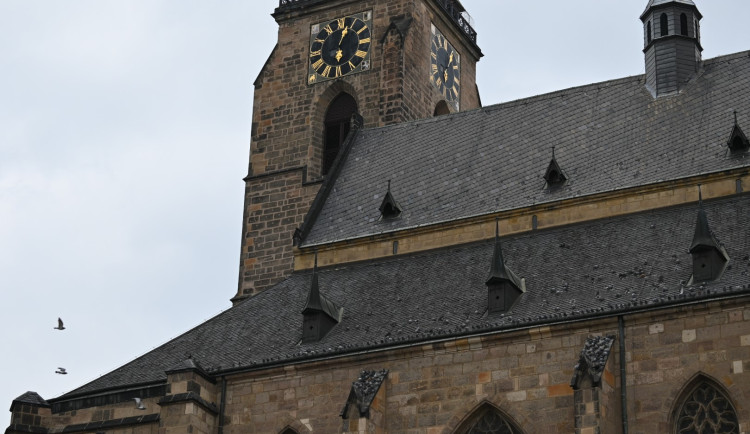 Katedrálu sv. Bartoloměje obežene lešení, střecha potřebuje nutně opravu