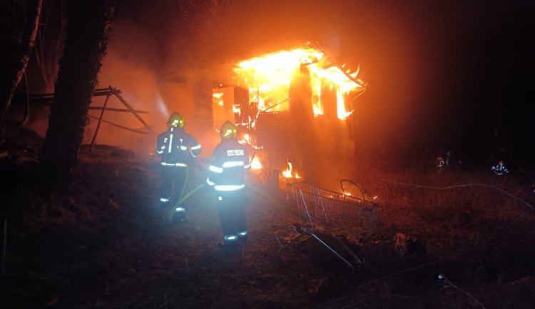 Na Táborsku shořela chata, hasiči s požárem bojovali tři hodiny