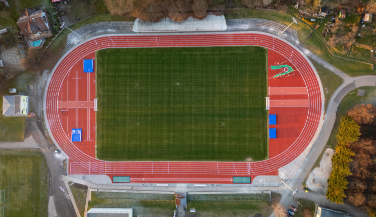 Česká Lípa dokončila opravu stadionu za 48,6 milionu, dostupný je zatím jen ovál