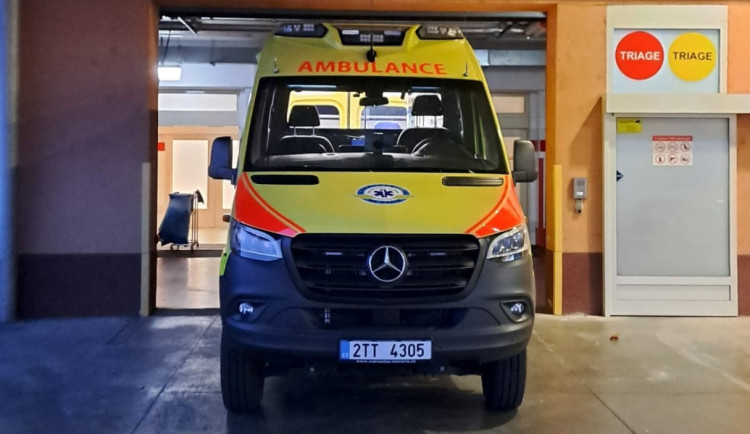 Auto v Ostravě srazilo ženu. Do nemocnice se dostala v kritickém stavu