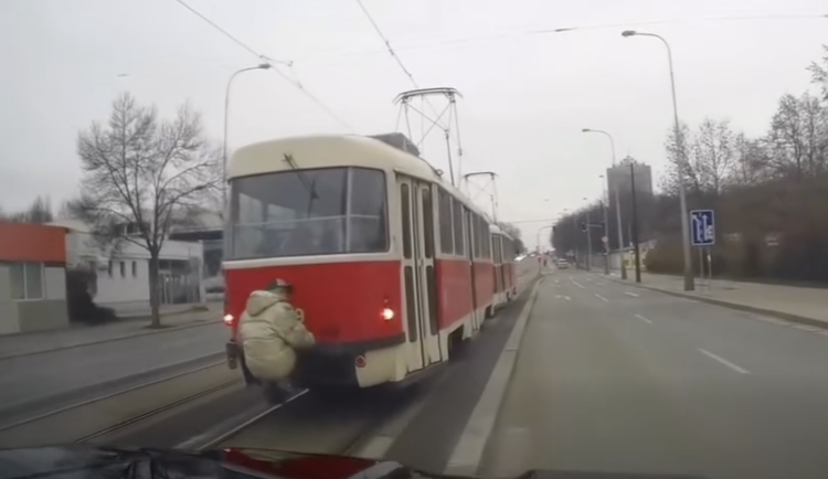 Muž jel na tramvaji před policejním autem