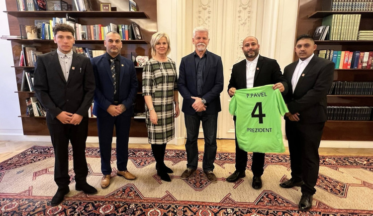 Od rasistického útoku až k prezidentovi. Romské fotbalisty přijali na Hradě