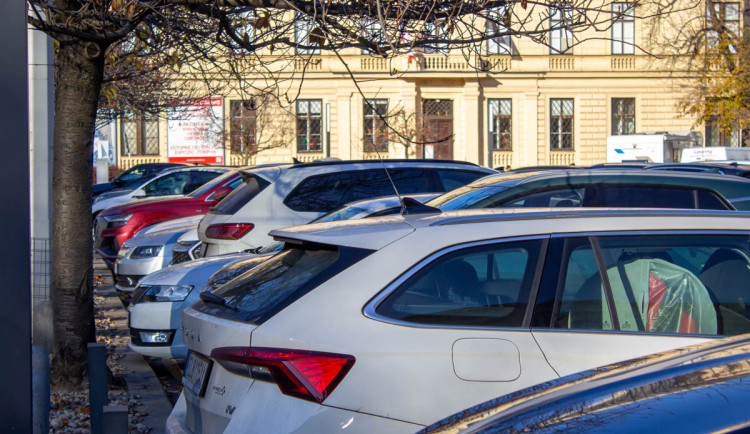 Kurýr blokoval jednosměrku, dostal za to ránu. Konflikt řidičů v Líšni řešili strážníci