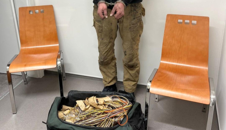 Zloděj ukradl kabely z hlavního nádraží v Praze, vlaky nabírají velké zpoždění