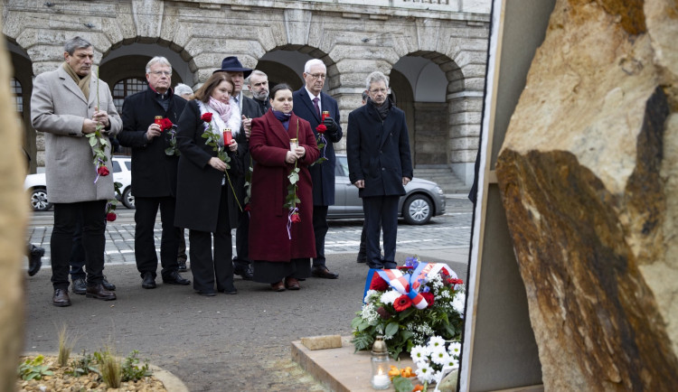 Lidé si připomněli střelbu na UK.