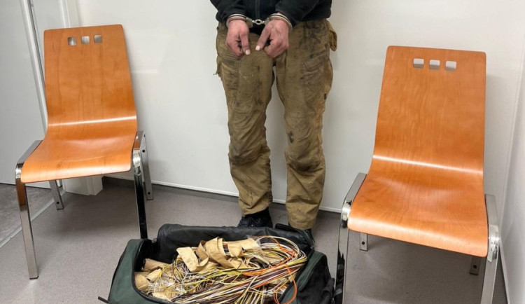 Zloděj ukradl kabely z hlavního nádraží v Praze, vlaky nabírají velké zpoždění