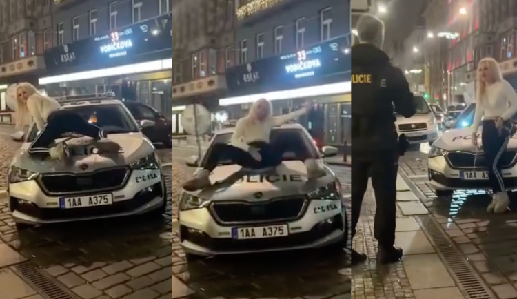 Striptérské představení na policejním autě v centru Prahy. Žena způsobila škodu 20 tisíc