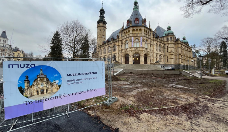 Z prostranství před muzeem zmizely rododendrony. Rekonstrukce parku začala