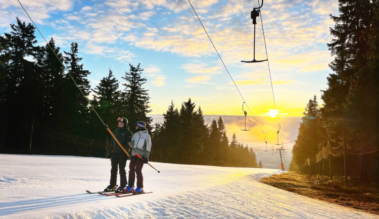 V Krkonoších se přidávají do hry další skiareály i večerní lyžování
