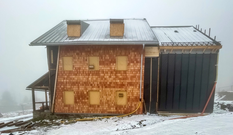 Legenda pod Roklanem se uložila k zimnímu spánku. Oprava chaty bude pokračovat na jaře