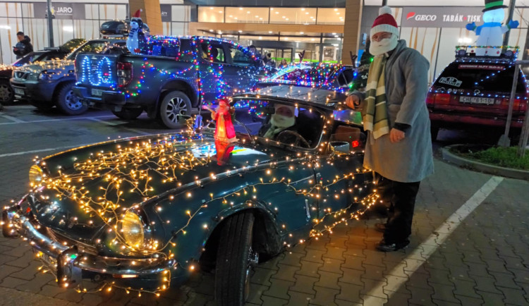 FOTO, VIDEO: Svítící nádhera v ulicích. Stovky lidí sledovaly v Prostějově tradiční Vánoční jízdu