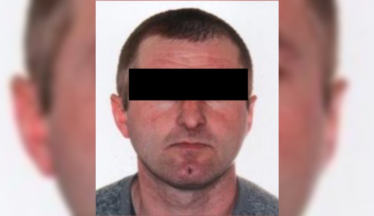 Cizinec se doma pohádal a odešel jen v teplácích a pantoflích. Pátral po něm dron i pes