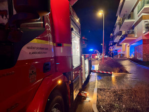 Desítky evakuovaných a škody za miliony kvůli prskavkám.