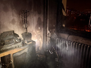 Desítky evakuovaných a škody za miliony kvůli prskavkám.