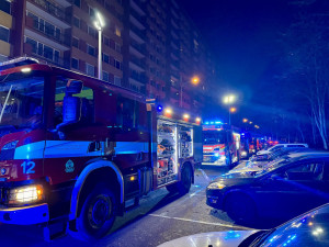 Desítky evakuovaných a škody za miliony kvůli prskavkám.